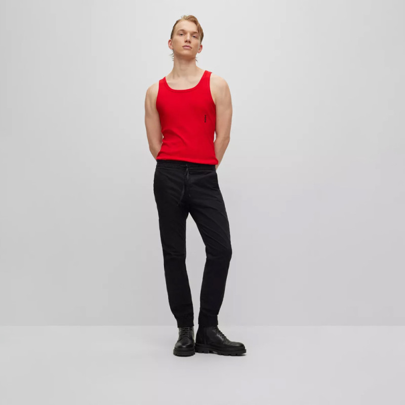 Chino Hugo slim fit en gabardine de coton stretch Noir chez DM'Sports