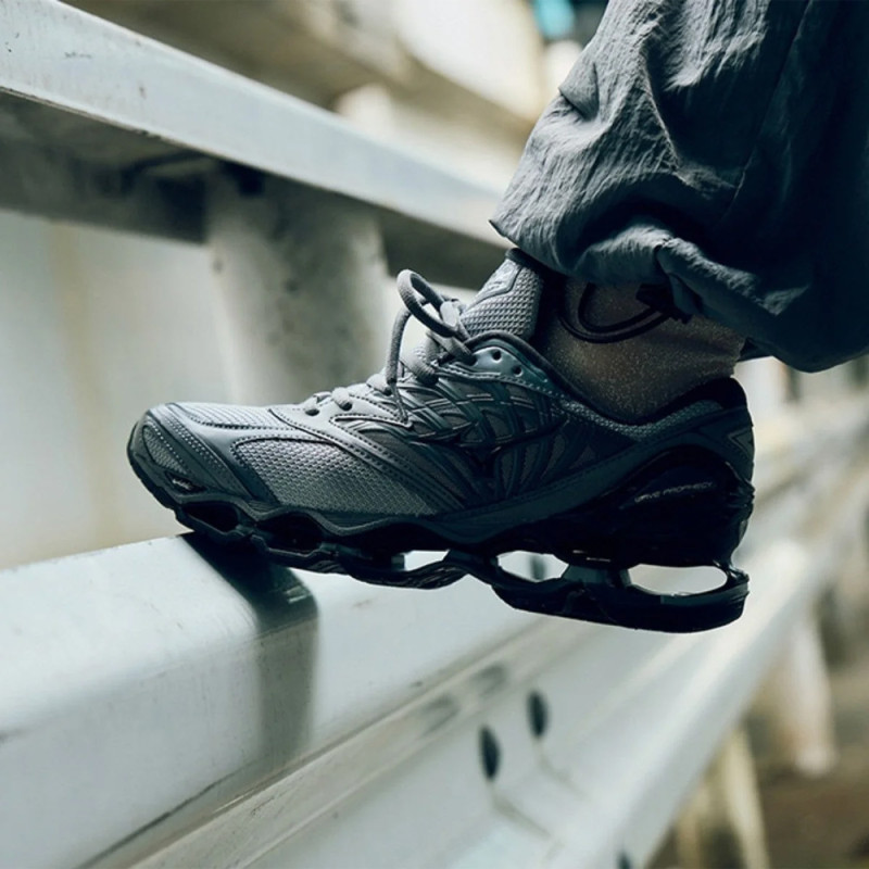 Baskets MIZUNO WAVY PROPHECY LS Grises hommes Chez DM'Sports
